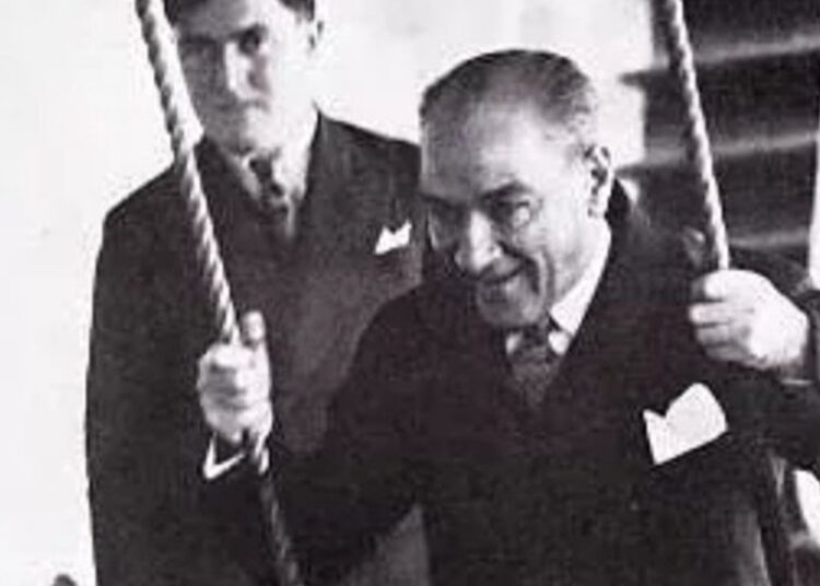 Sunay Akın: Atatürk son nefesine kadar çocuktu!