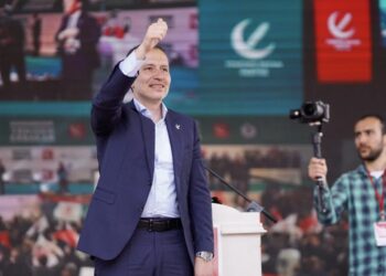 Bir Fatih Erbakan portresi: Babasına ne kadar benziyor?