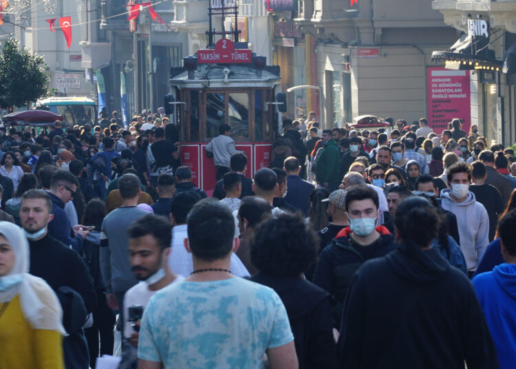 Türkiye’de demokrasi ip üstünde