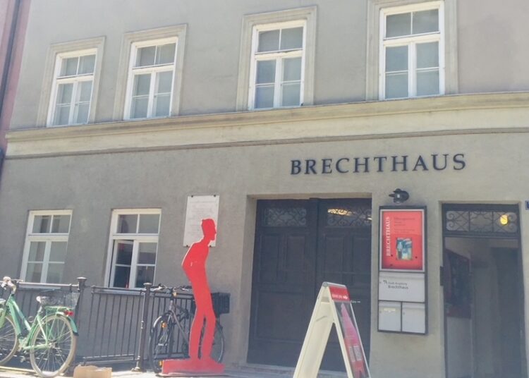 Ölüm yıl dönümünde Brecht’in evine misafir olmak!