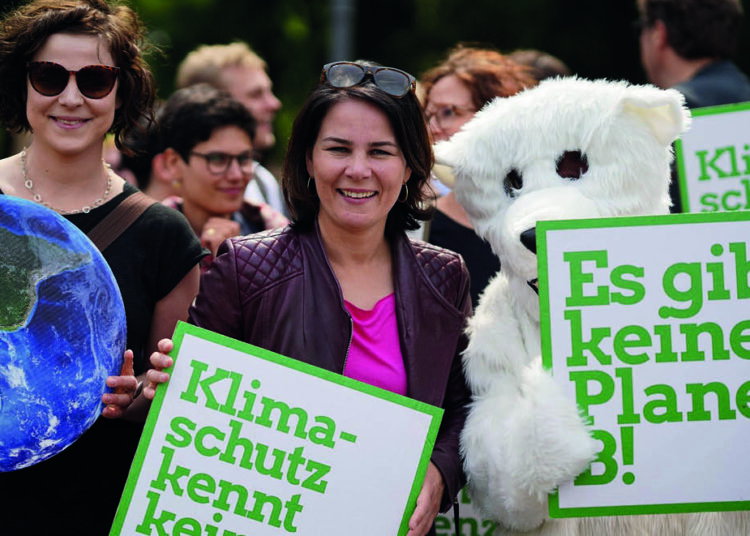 Ağaç yeşilinden asker yeşiline