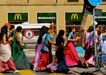 Demir yumruğa ‘yumuşak güç’ maskesi