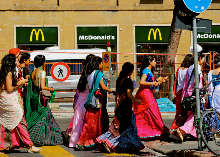 Demir yumruğa ‘yumuşak güç’ maskesi