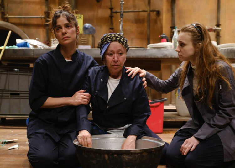 Hayatı sorugulayan ‘Bulaşıkçılar’