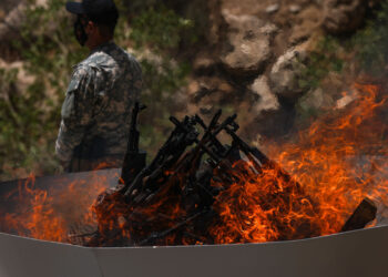 Dağın eteğinde yakılan silahlar