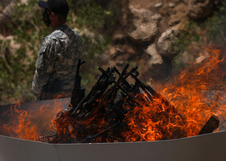 Dağın eteğinde yakılan silahlar