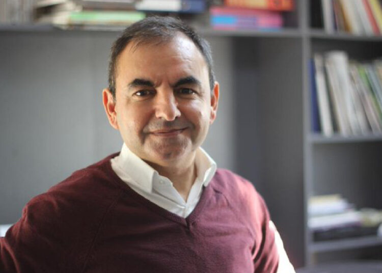 Hep hakikatin peşinde